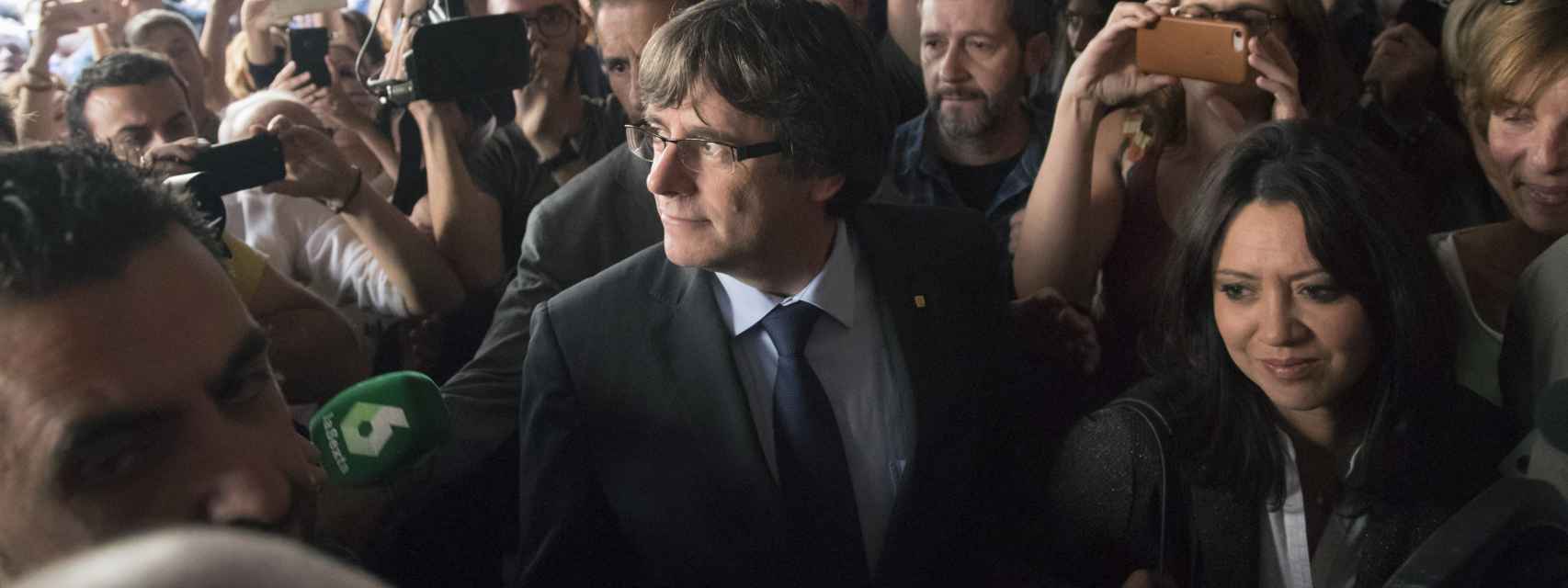 Carles Puigdemont rodeado de periodistas