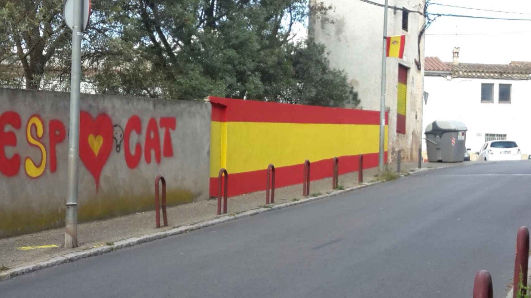Bandera pintada en un muro por varios gitanos de la barriada gerundense.