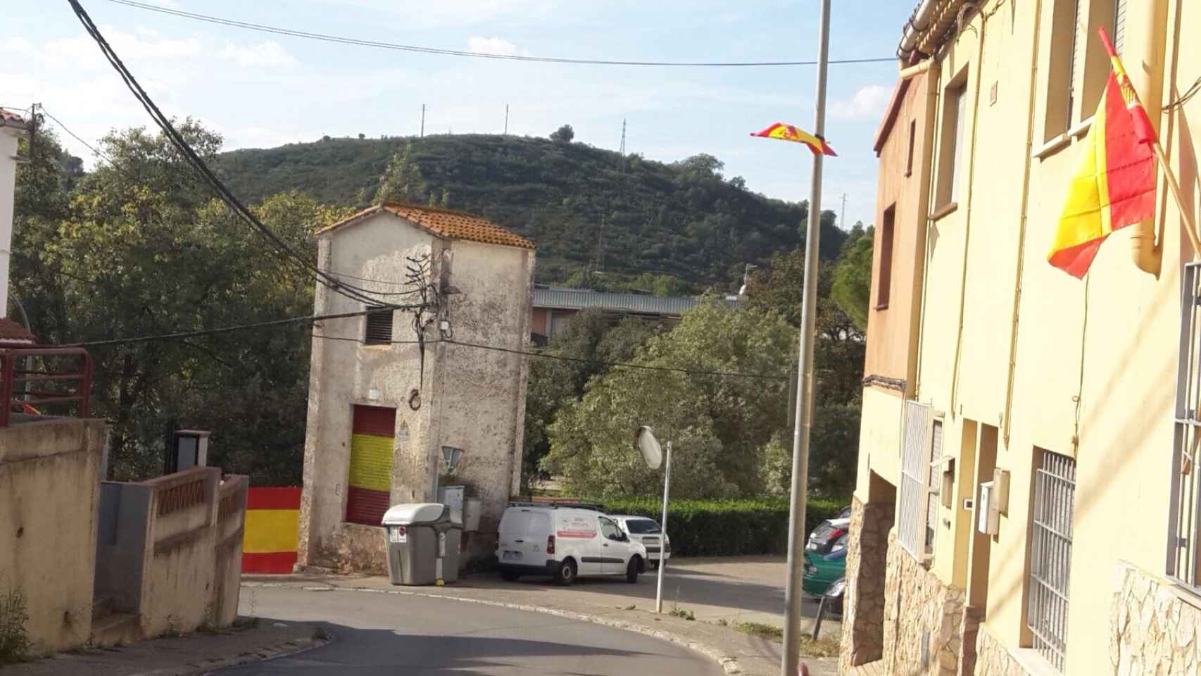 Los vecinos del barrio han llenado de banderas españolas las calles de Villaroja.