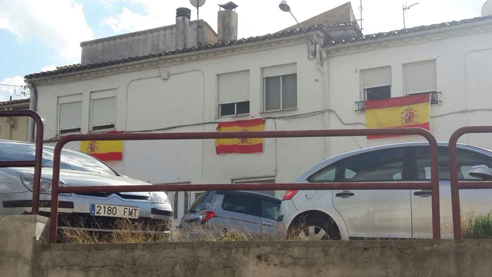 Banderas de España colgando en las ventanas de varias casas de Villaroja (Girona).