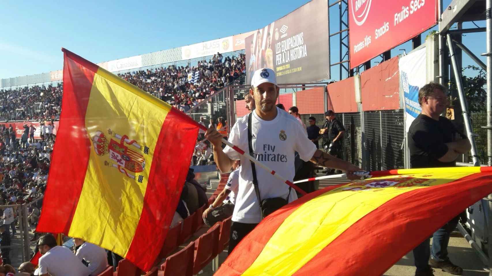 Santi asistió al partido entre el Girona y el Real Madrid de este domingo con dos banderas de España.
