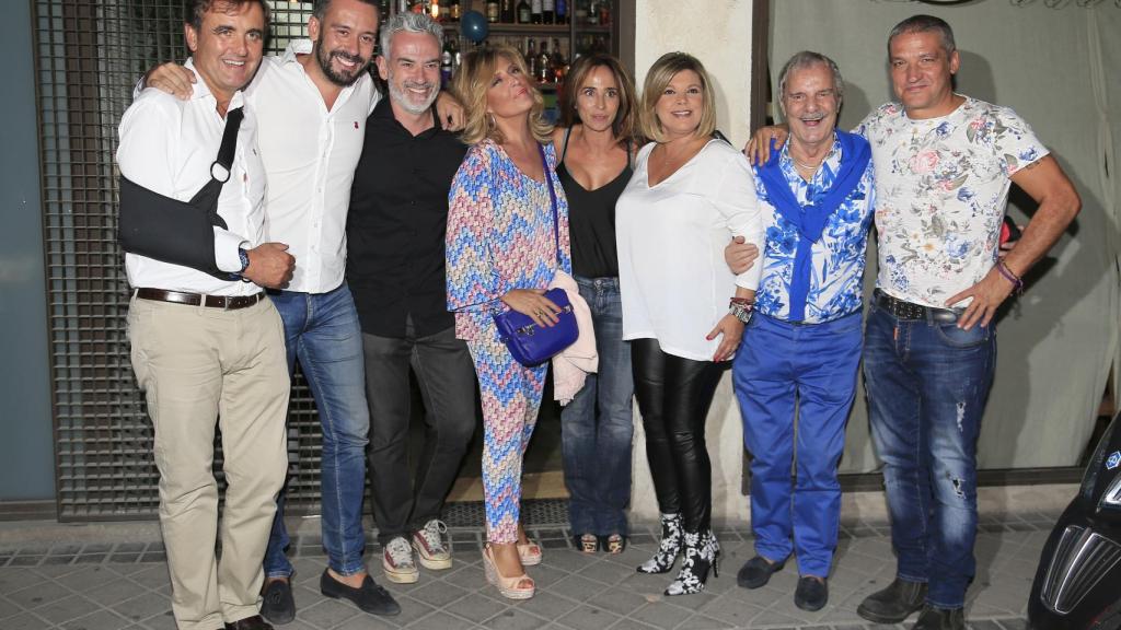 Jesús Mariñas en el cumpleaños de María Patiño con Antonio Montero, Kike Calleja, Lydia Lozano, Terelu Campos y Gustavo González.