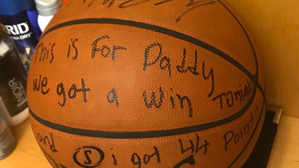 La dedicatoria de Antetokounmpo a su padre, fallecido días antes, en un balón.