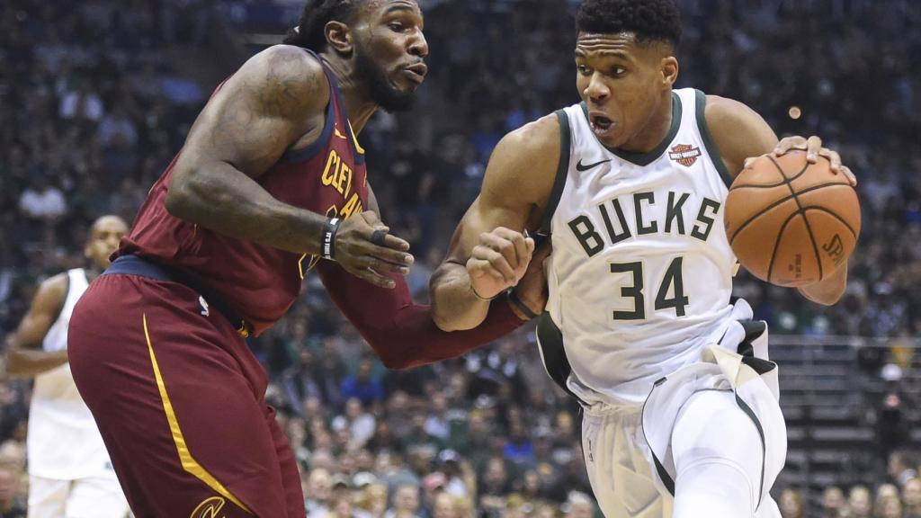 Giannis Antetokounmpo ante Jae Crowder en el Milwaukee Bucks - Cleveland Cavaliers.