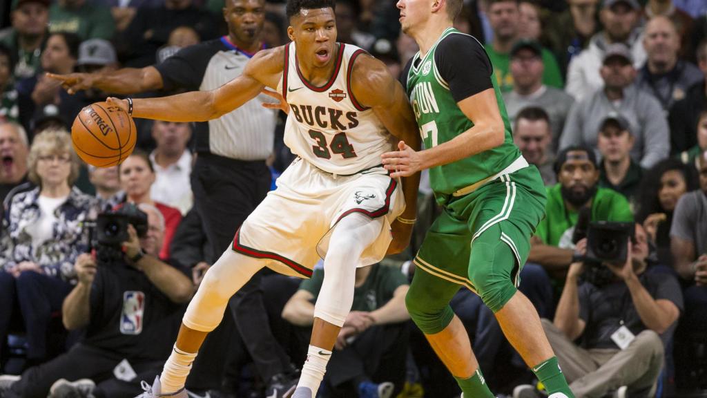 Antetokounmpo y Daniel Theis en un partido entre los Bucks y los Boston Celtics.