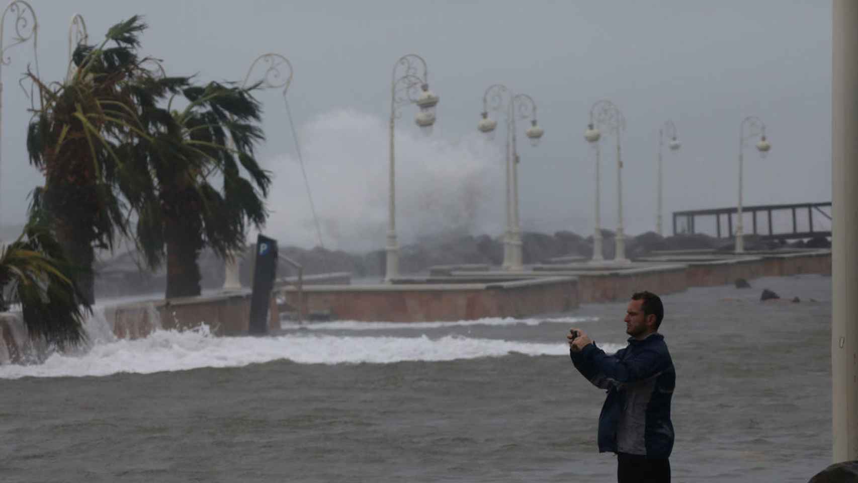 Un hombre fotografía los efectos del huracán María.