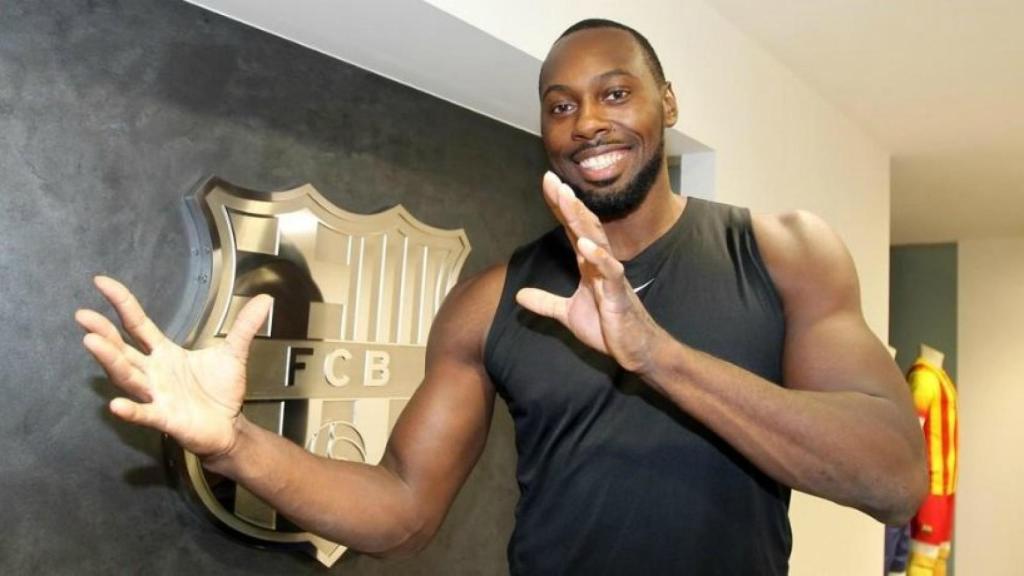 Joey Dorsey en su firma con el Barcelona