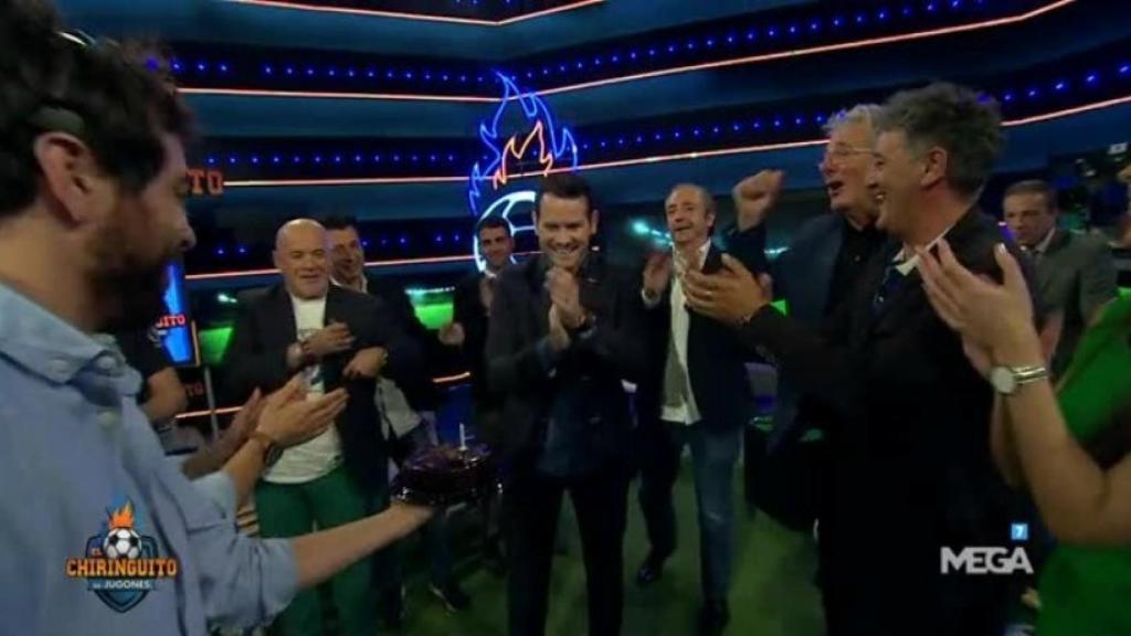 El equipo de El Chiringuito celebra el cumpleaños de Quim Domenech. Foto: Twitter (@elchiringuitotv)