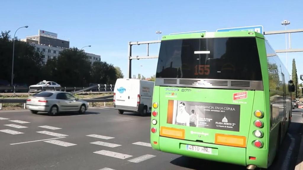 EL ESPAÑOL viaja este lunes a bordo de la línea 155, en Madrid.