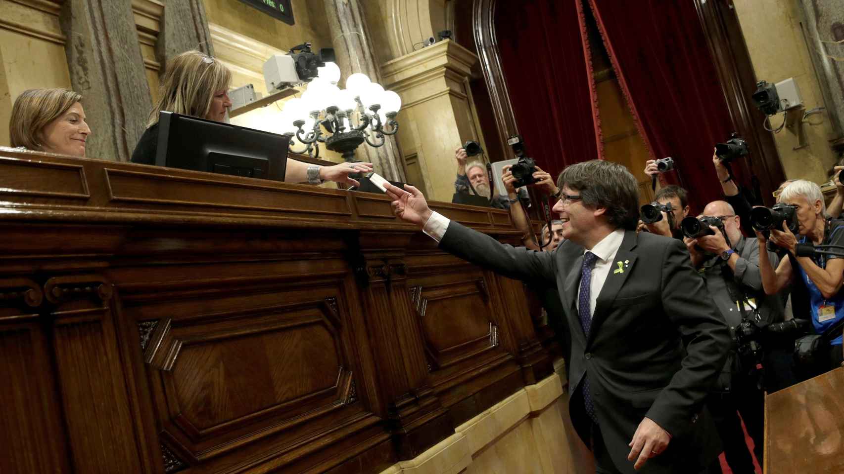Carles Puigdemont deposita su voto por la independencia bajo la mirada de Carme Forcadell