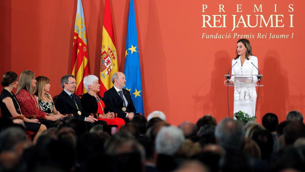 La reina Letizia dirige unas palabras a los galardonados con los Premios Rey Jaime I.