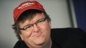 Michael Moore cuestiona a Harvey Weinstein, pero se queda con su pasta.