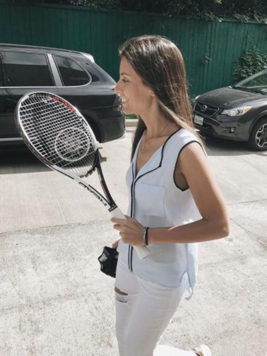 Ana Boyer con la raqueta para ir a practicar con Verdasco.