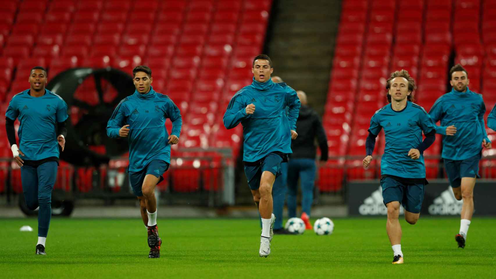 Cristiano y Modric en el entrenamiento del Madrid en Wembley.