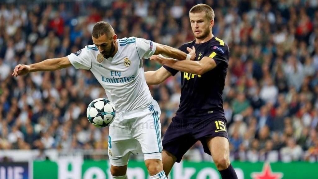 Benzema defiende el balón