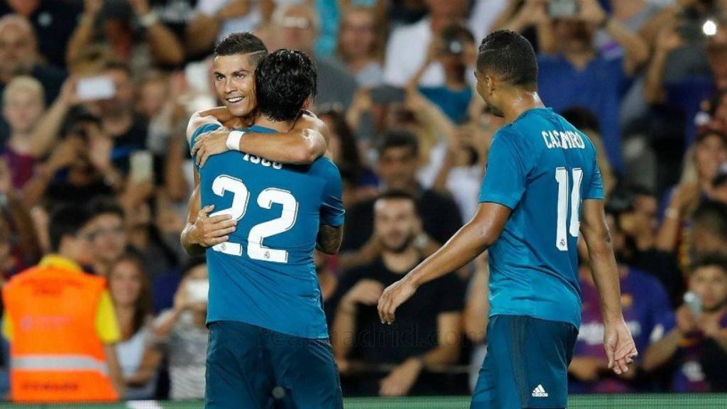 Isco abraza a Cristiano por su gol en el Camp Nou