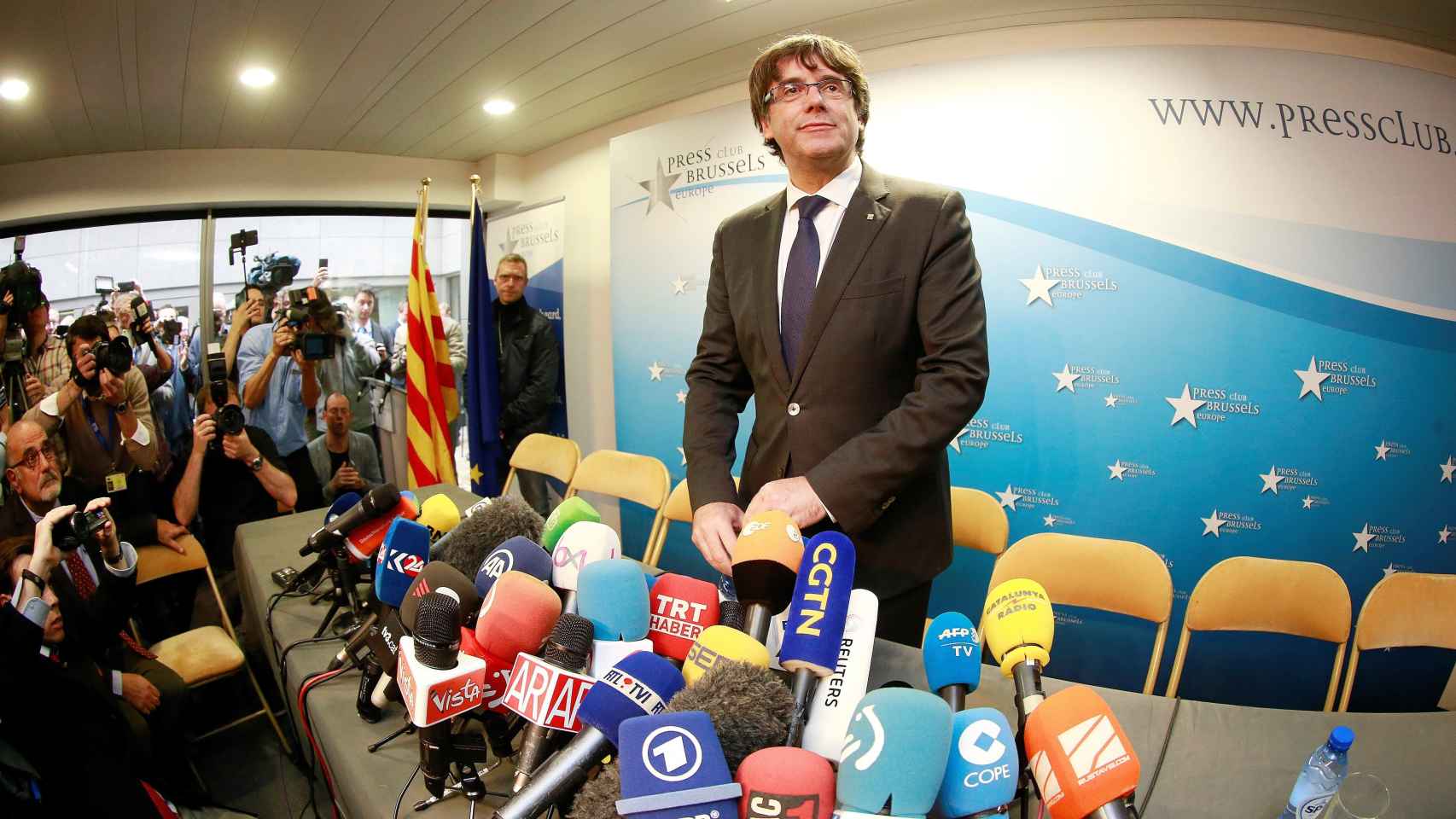 Puigdemont antes de hablar a la prensa en Bruselas.