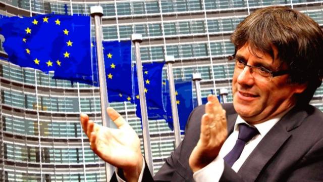 Carles Puigdemont y las banderas europeas en frente del edificio Berlaymont.