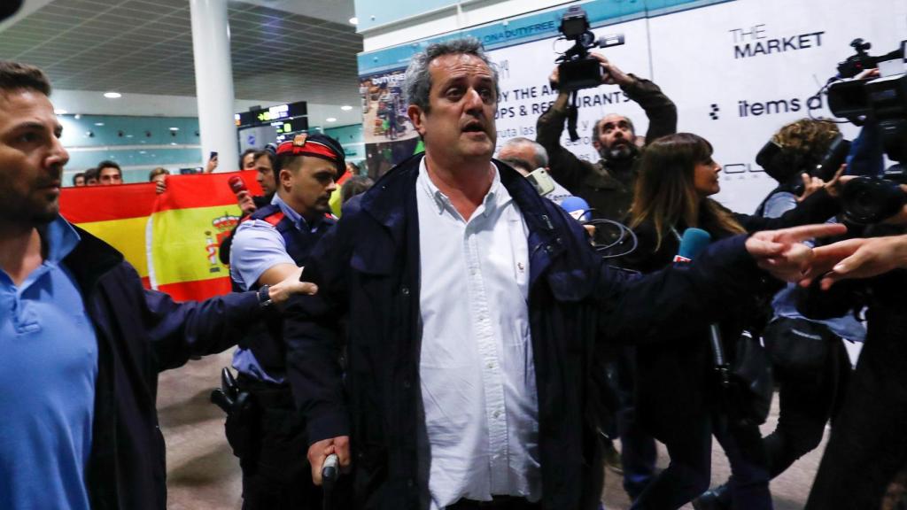 Joaquim Forn a su llegada al aeropuerto del Prat.