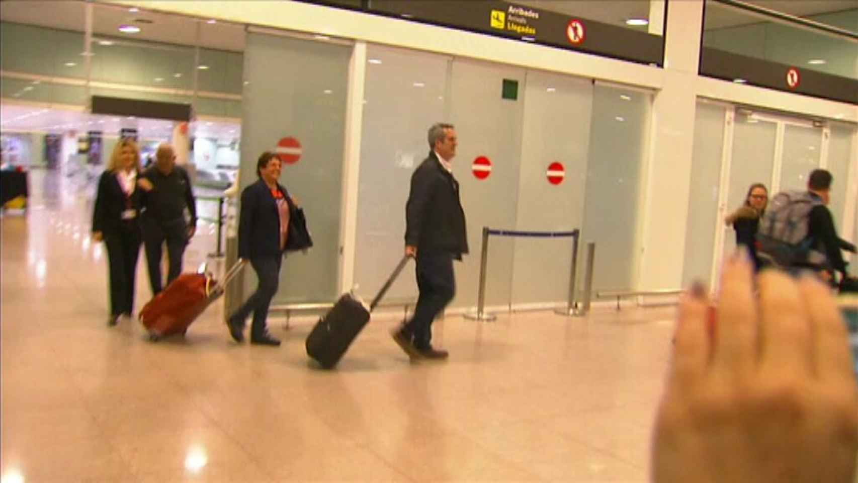 Joaquim Forn y Dolors Bassa, a su llegada al aeropuerto de El Prat.