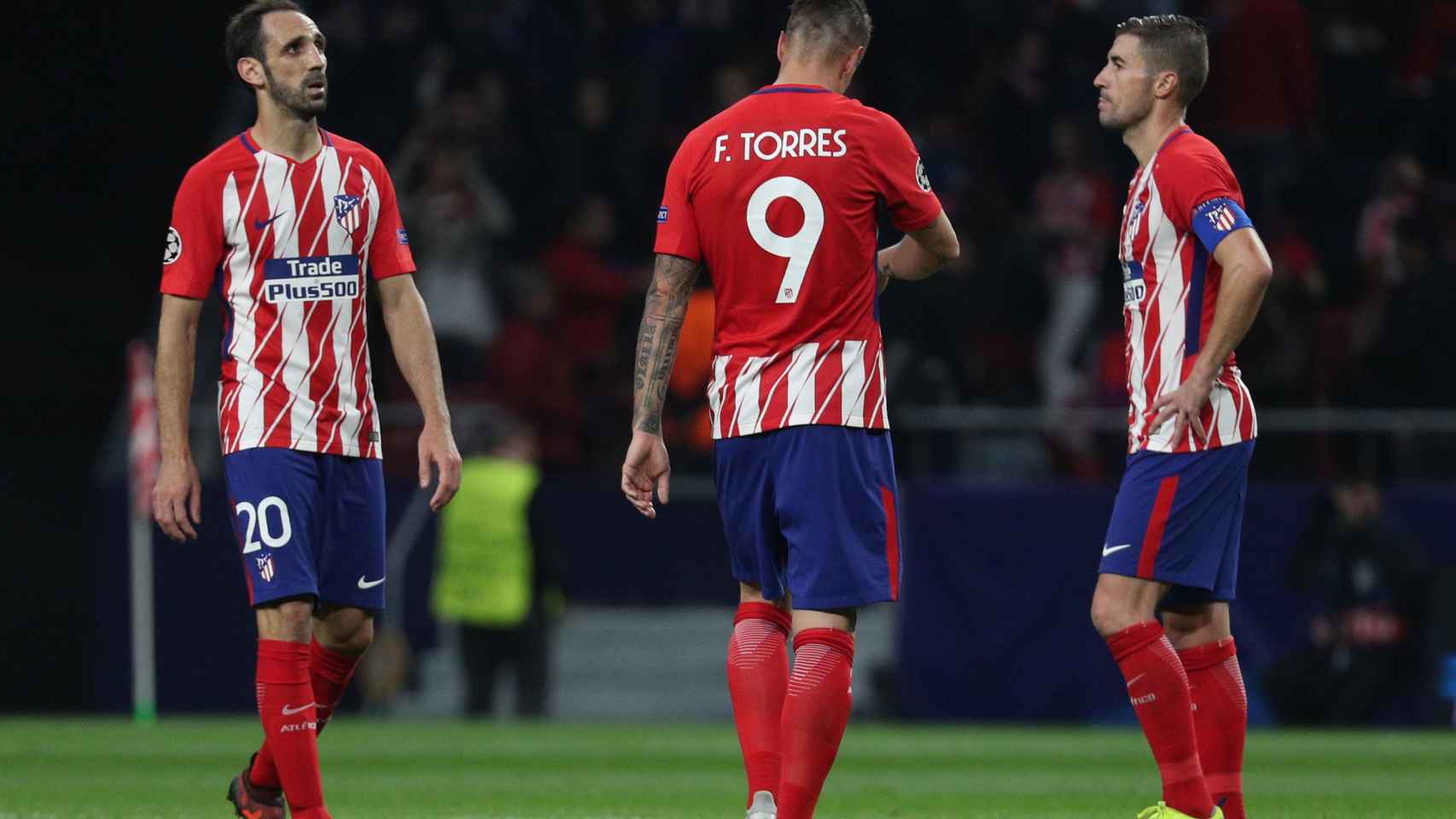 Los jugadores del Atlético se lamentan tras el empate.