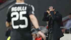 Simeone se echa las manos a la cabeza durante el partido ante el Qarabag.