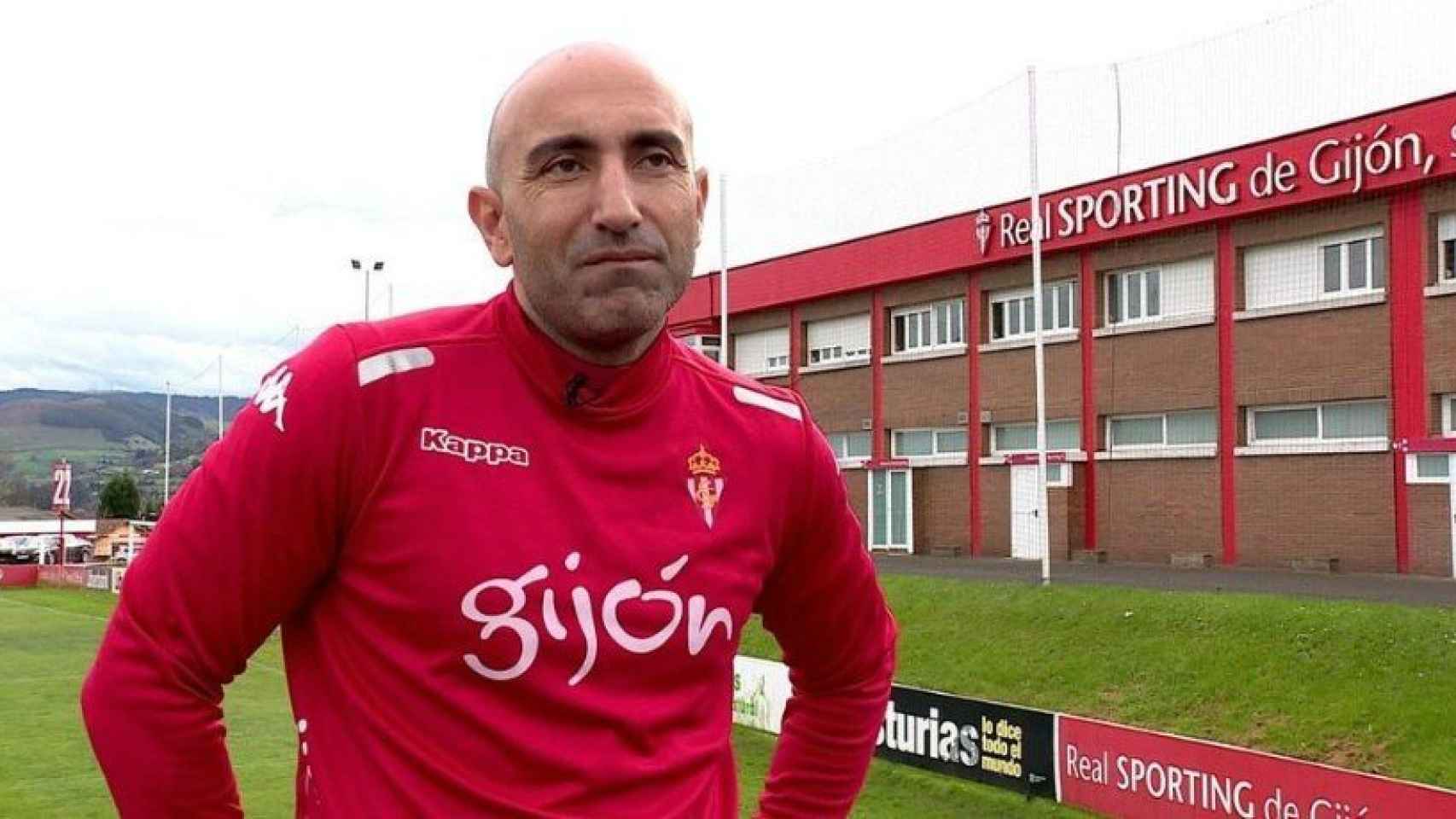 Abelardo en su etapa como entrenador del Sporting de Gijón. Foto: (fcbarcelona.es)