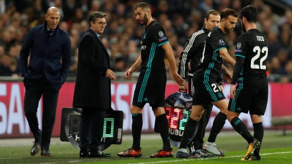 Benzema e Isco, en el momento en el que son cambiados en Wembley.