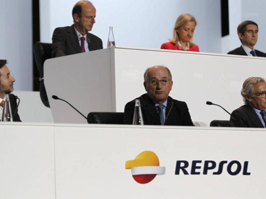 Abajo, a la izquierda, Josu Jon Imaz y, a su lado, Antonio Brufau, en la última junta de Repsol.