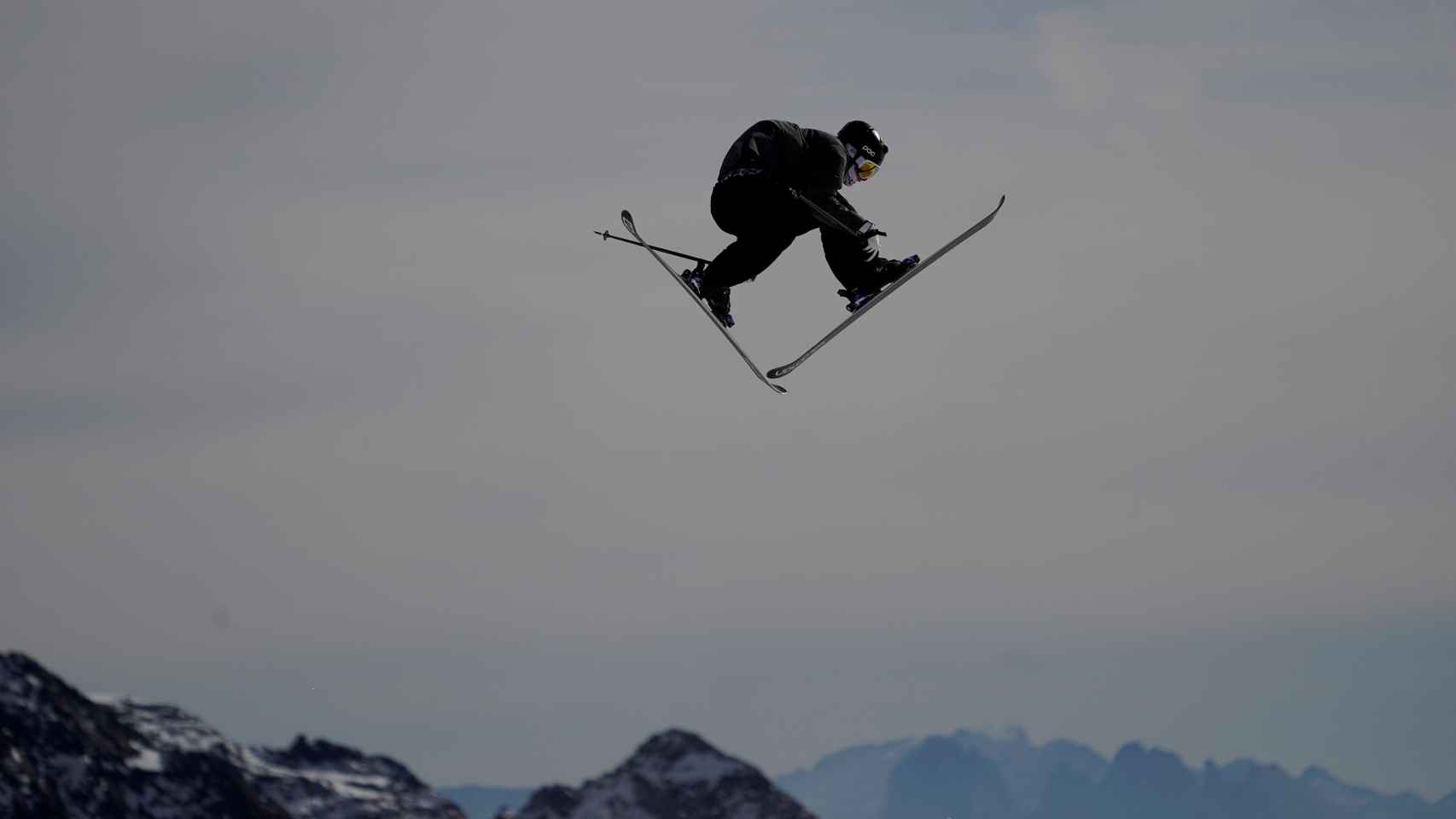 Un esquiador se prepara para los Juegos Olímpicos de invierno de 2018 en el glaciar Stubaier, en Austria. / Reuters