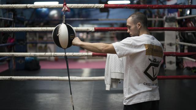 Cristian Vélez golpea durante la sesión de fotos / Silvia Pérez