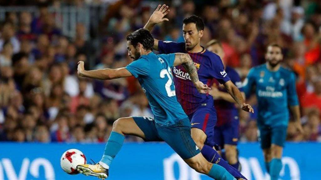 Isco ante Busquets en el Camp Nou