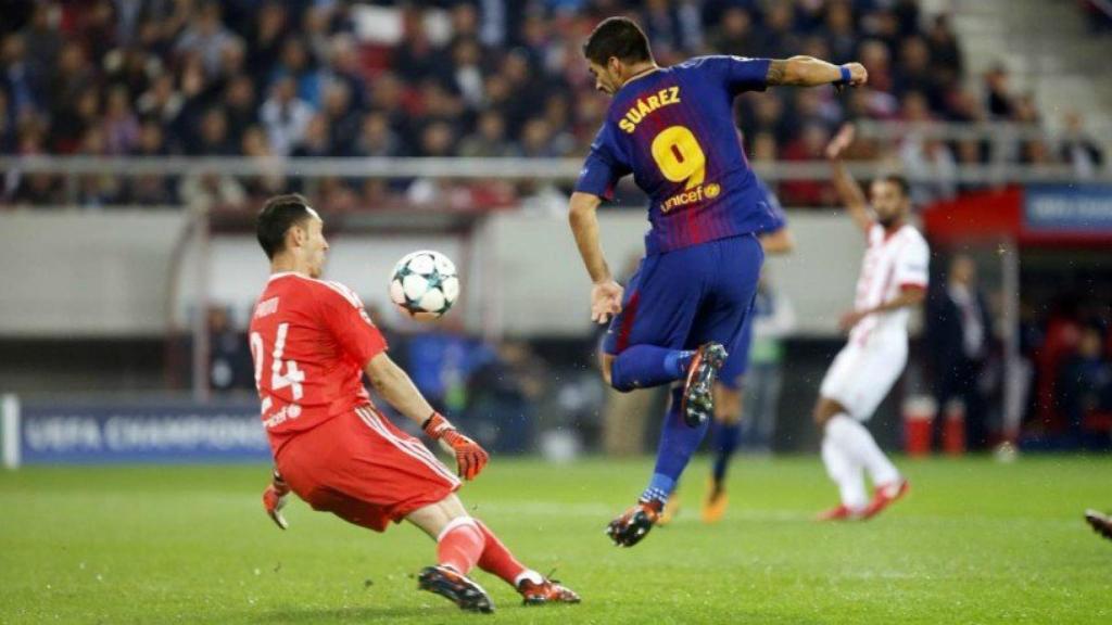 Luis Suárez ante el portero del Olympiacos Protos. Foto: Twitter (@FCBarcelona_es)