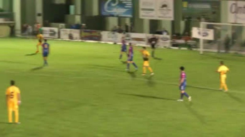 Momento en el que el árbitro anula un gol de la Ponferradina pitando el final del partido.