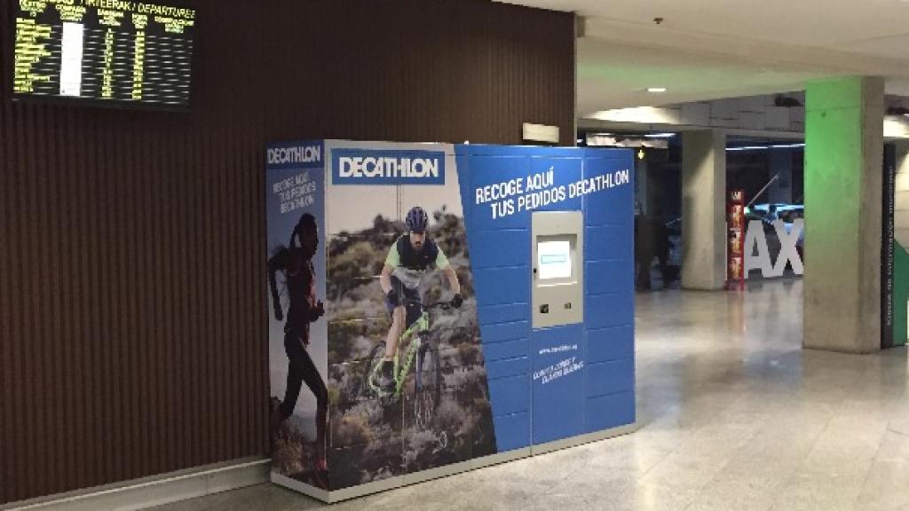 La taquilla de Decathlon instalada en la estación de autobuses de Pamplona.