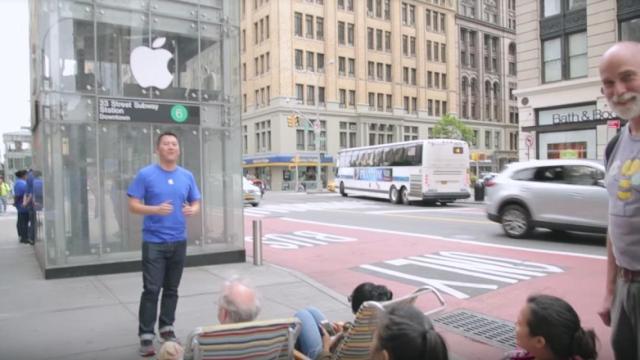 ¿Qué pasa si disfrazas el ascensor del metro de Apple Store?