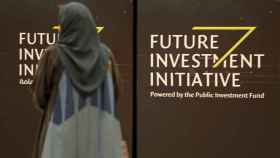 Una mujer entra en un foro económico celebrado en Riad.