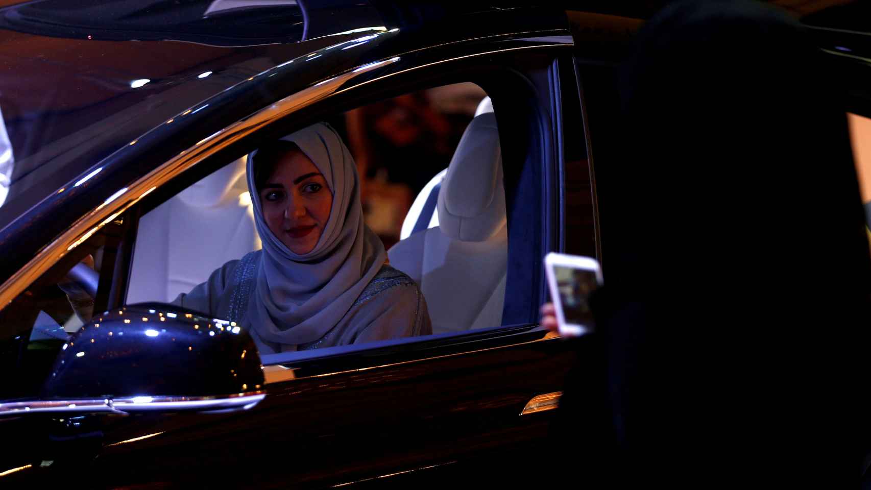 Una mujer saudí, en un concesionario de coches, después de levantarse la prohibición de conducir.
