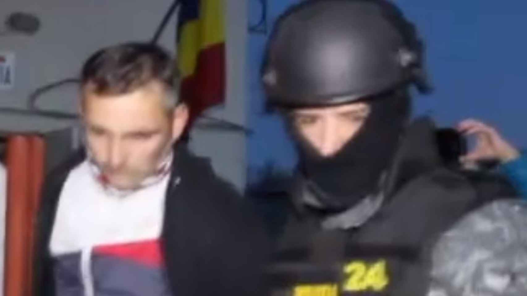 Momento de la detención del padre por la policía de Rumanía.