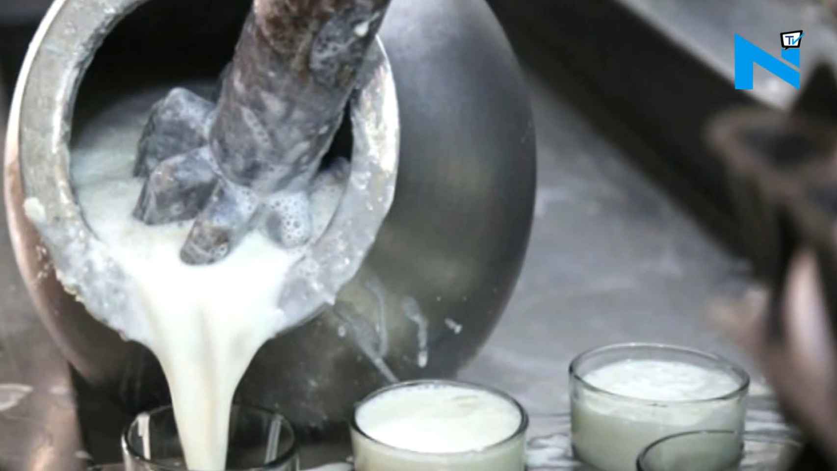 La leche envenenada fue a parar al cubo de lassi que su suegra estaba preparando.