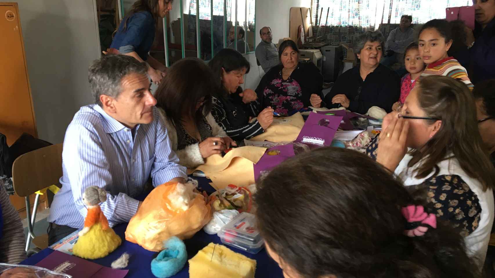 El candidato merendando con mujeres artesanas de Molina.
