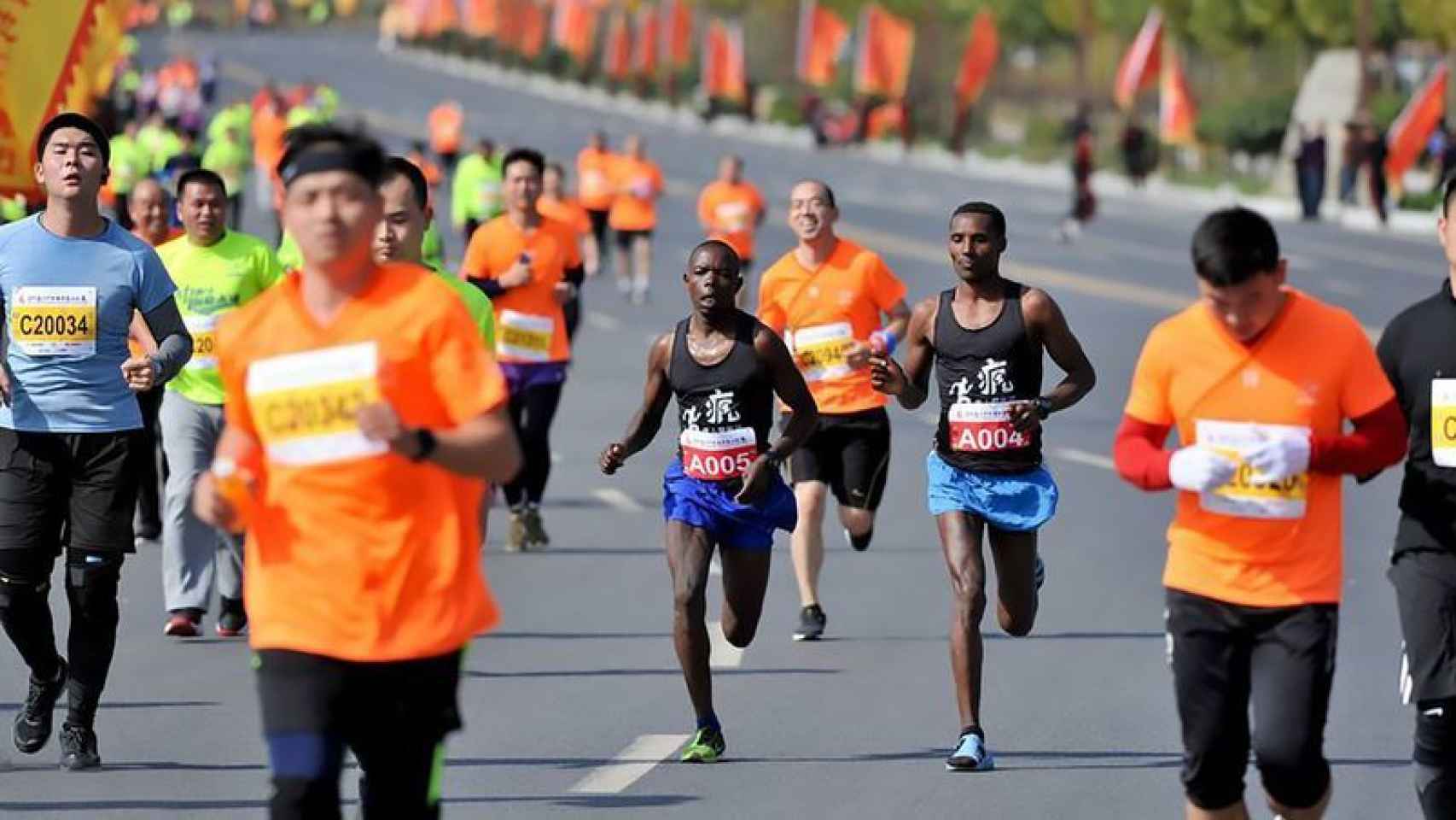 Alelgn, a la derecha, al ganar la Maratón de Songshan Shaolin.