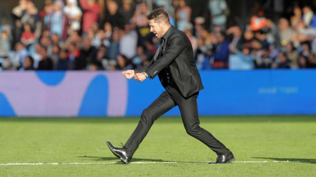 Simeone celebra la victoria de su equipo en Vigo.