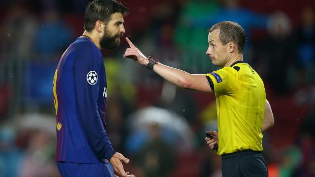 Gerard Piqué se va expulsado del Camp Nou.