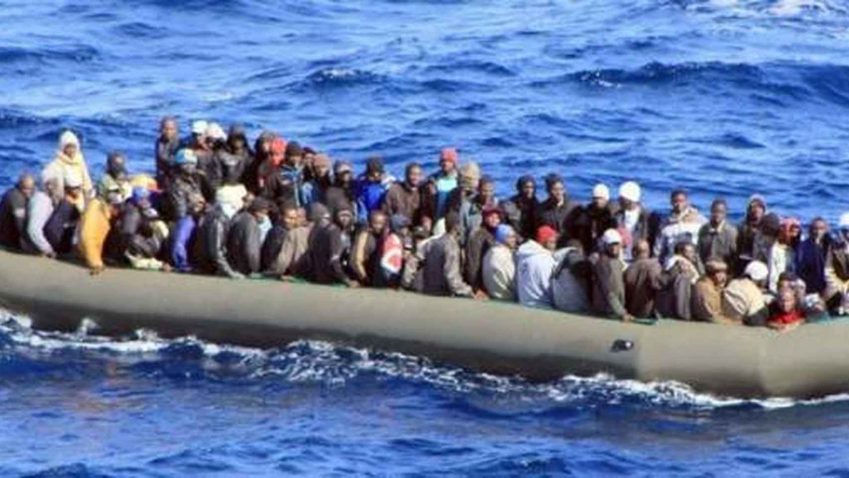 Una barcaza con cientos de inmigrantes.
