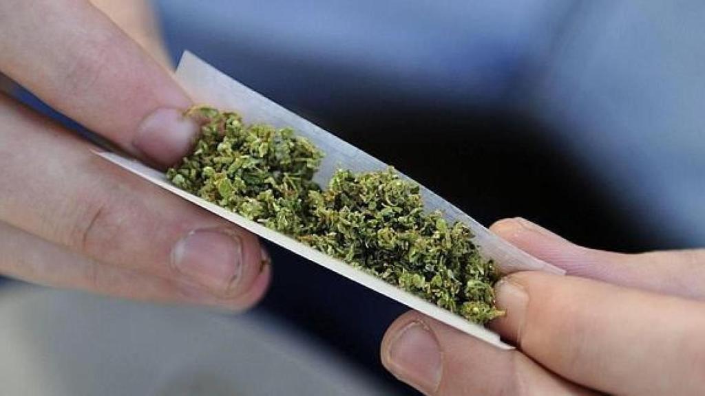 Según datos del Ministerio de Sanidad, un millón de personas fuman a diario marihuana o hachís .