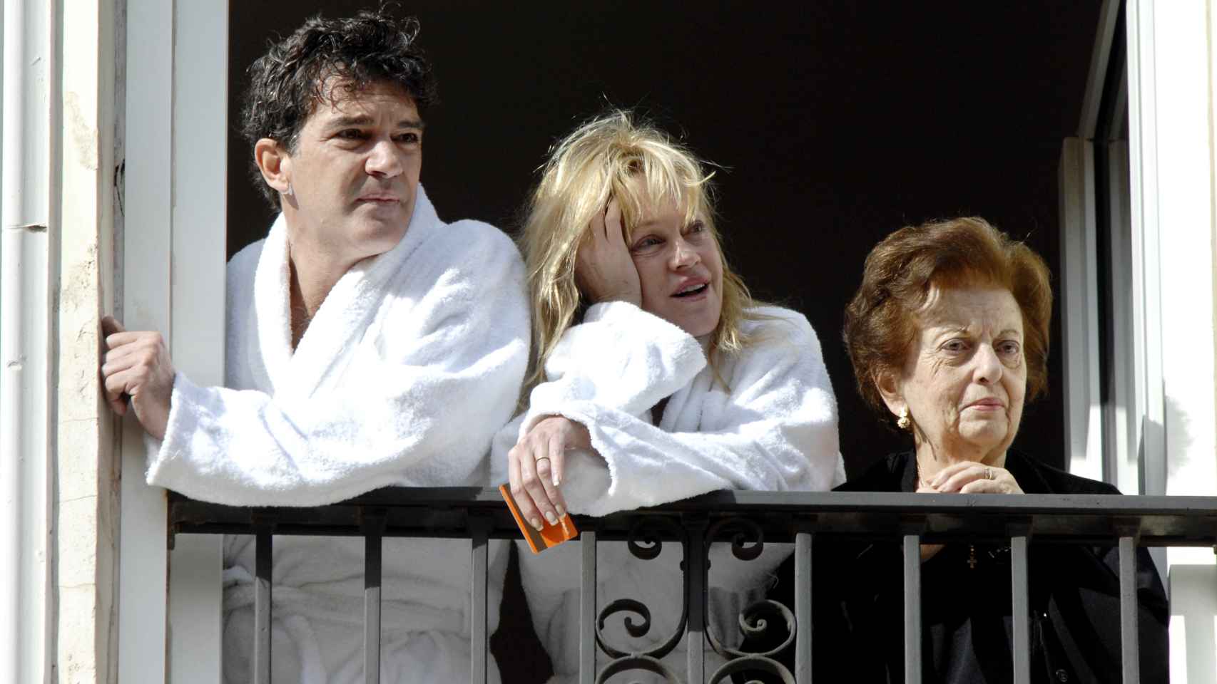 Antonio Banderas, Melanie Griffith y Ana, en el balcón viendo los pasos de Semana Santa de 2008.