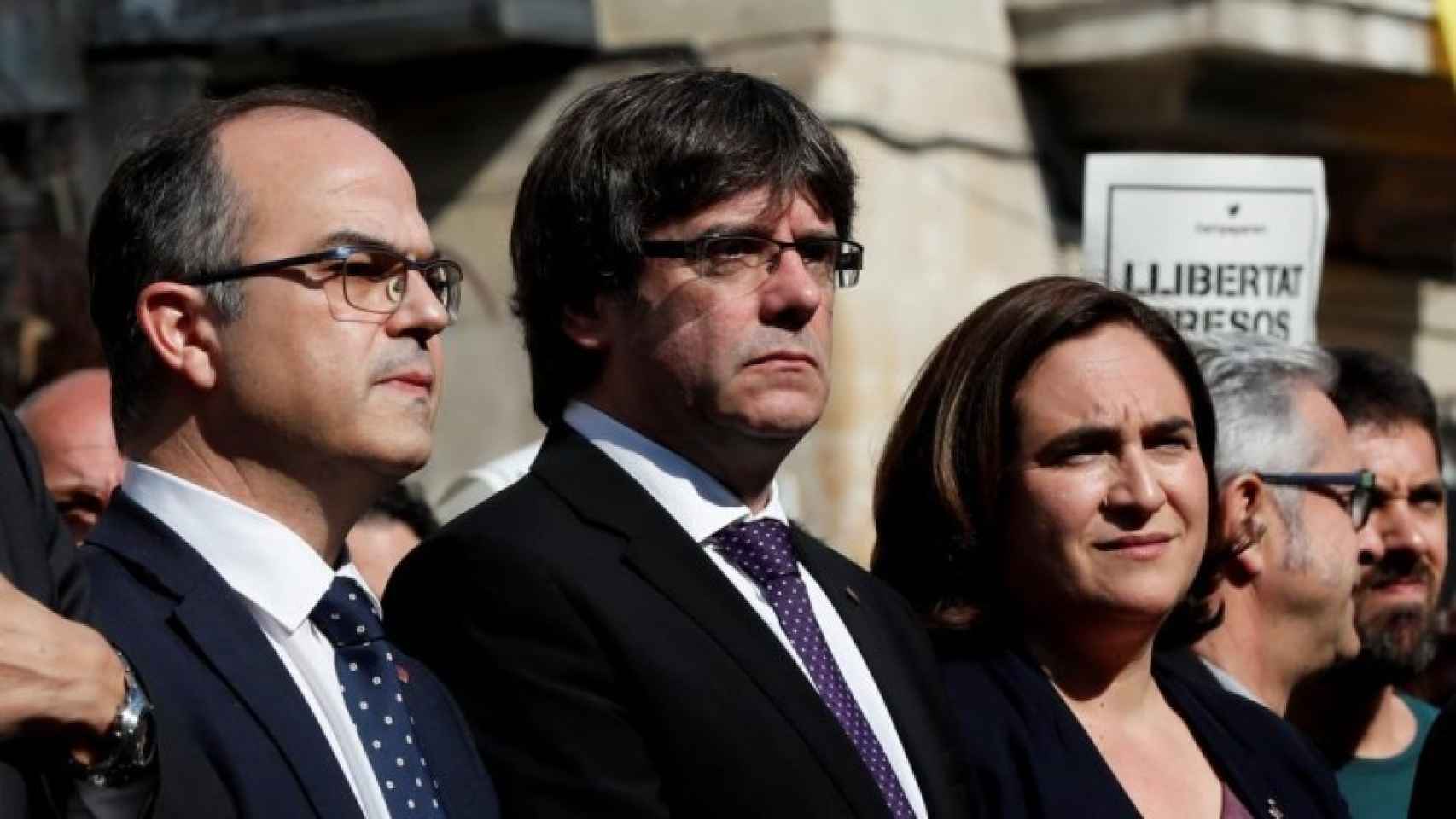 Ada Colau, alcaldesa de Barcelona, junto al expresidente catalán Carles Puigdemont (centro) y el portavoz cesado del Govern, Jordi Turull.