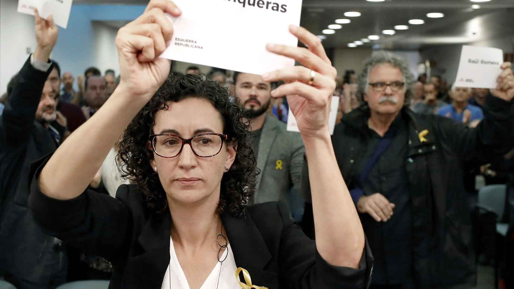 Marta Rovira muestra un cartel con el nombre de Oriol Junqueras
