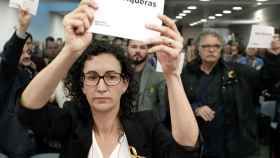 Marta Rovira muestra un cartel con el nombre de Oriol Junqueras